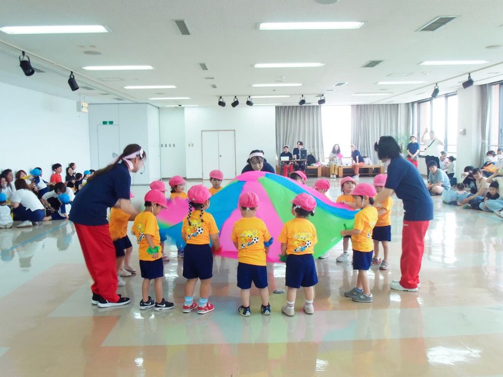 3歳児クラスの「パラバルーン」